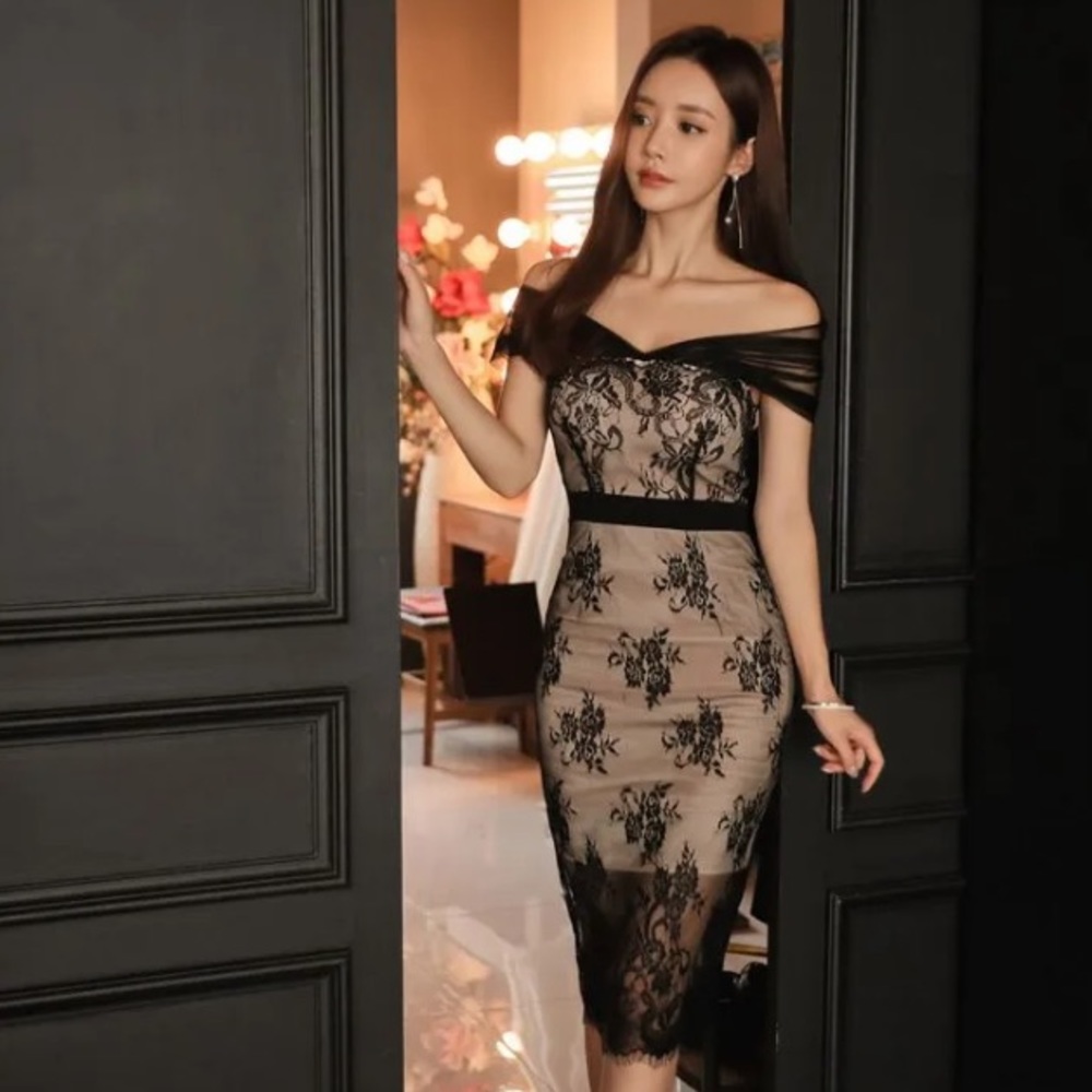 Lace body con off shoulder dress